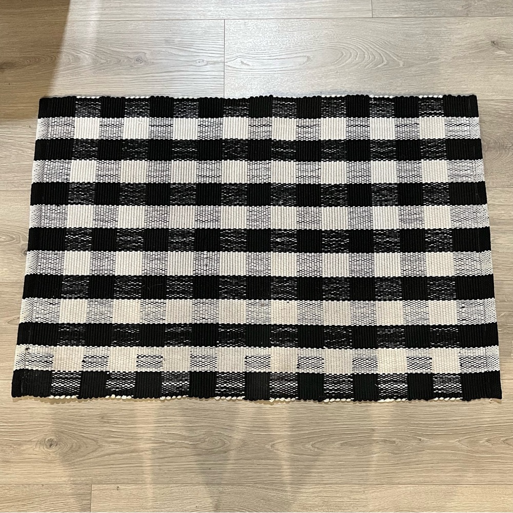 Like New Mohawk Indoor Outdoor Black & White Checkered 2’x3’ Rug